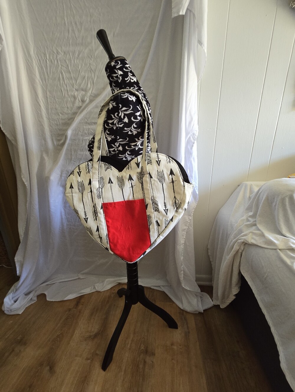 Heart-Shaped Arrow Print Tote Bag with Red Accent